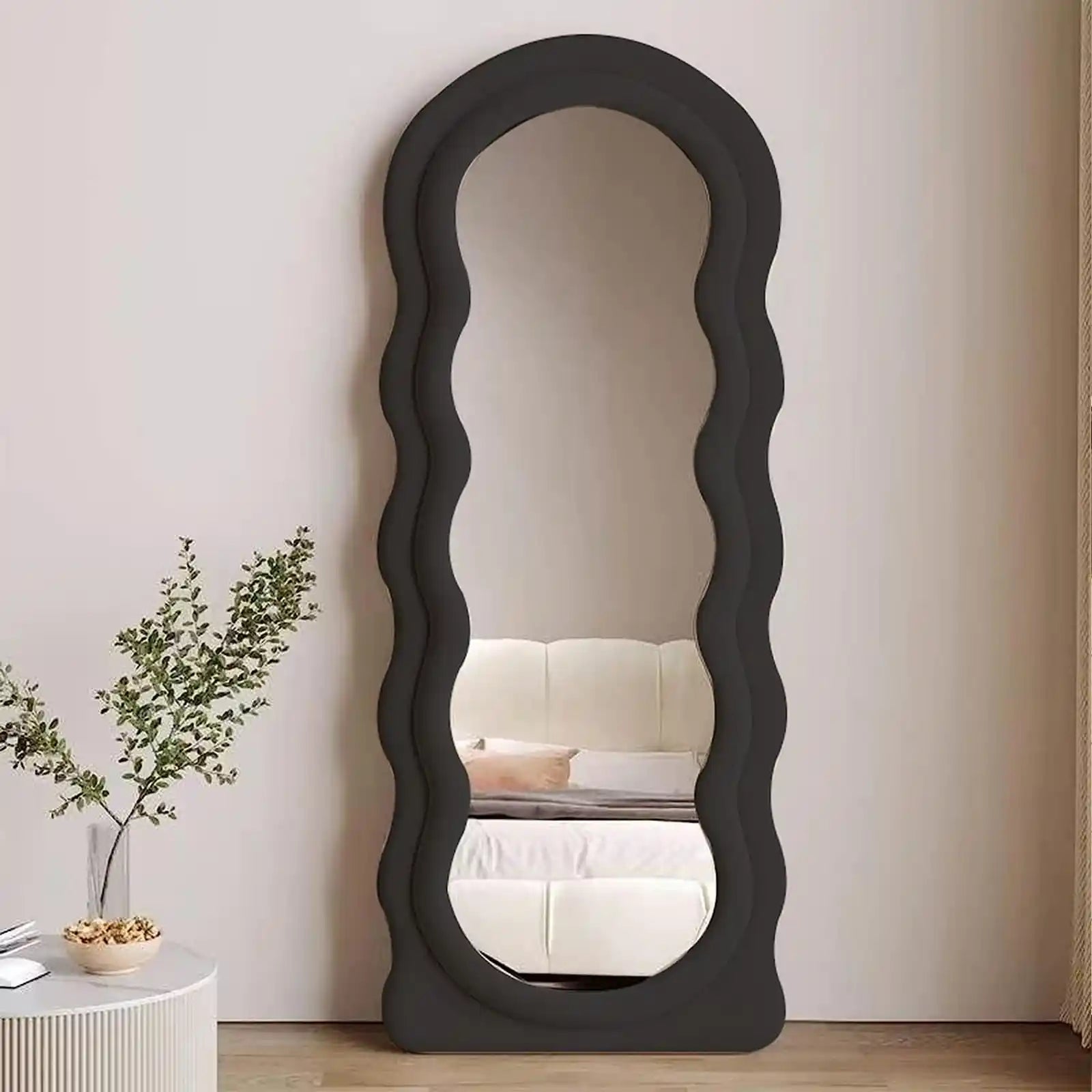 Espejo de longitud completa de 63 x 24 pulgadas, espejo ondulado irregular, espejo de piso ondulado, espejo montado en la pared de pie o apoyado contra la pared para dormitorio, sala de estar, espejo con marco de madera envuelto en franela, color negro 