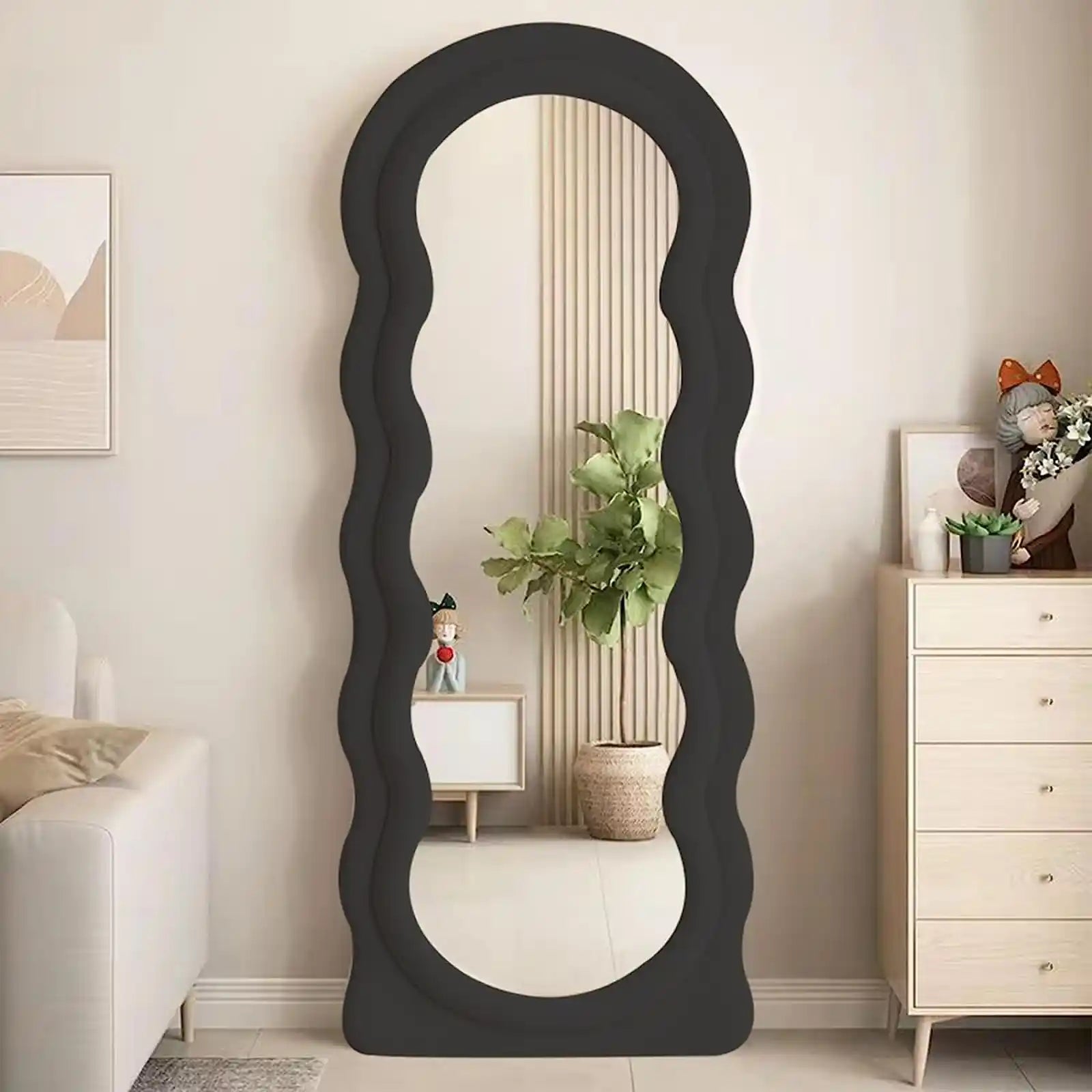 Espejo de longitud completa de 63 x 24 pulgadas, espejo ondulado irregular, espejo de piso ondulado, espejo montado en la pared de pie o apoyado contra la pared para dormitorio, sala de estar, espejo con marco de madera envuelto en franela, color negro 