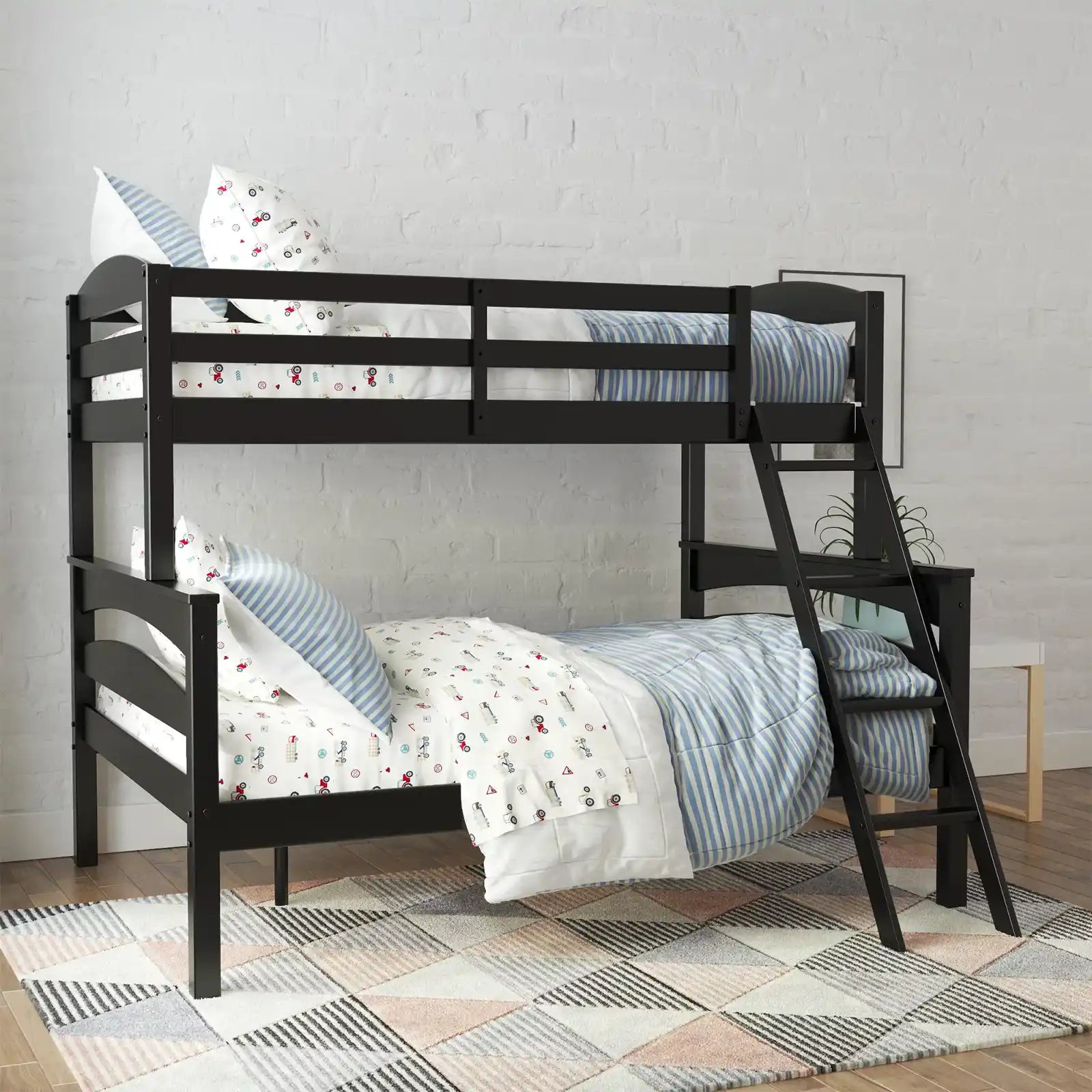 Litera de madera con dos camas individuales y cama completa