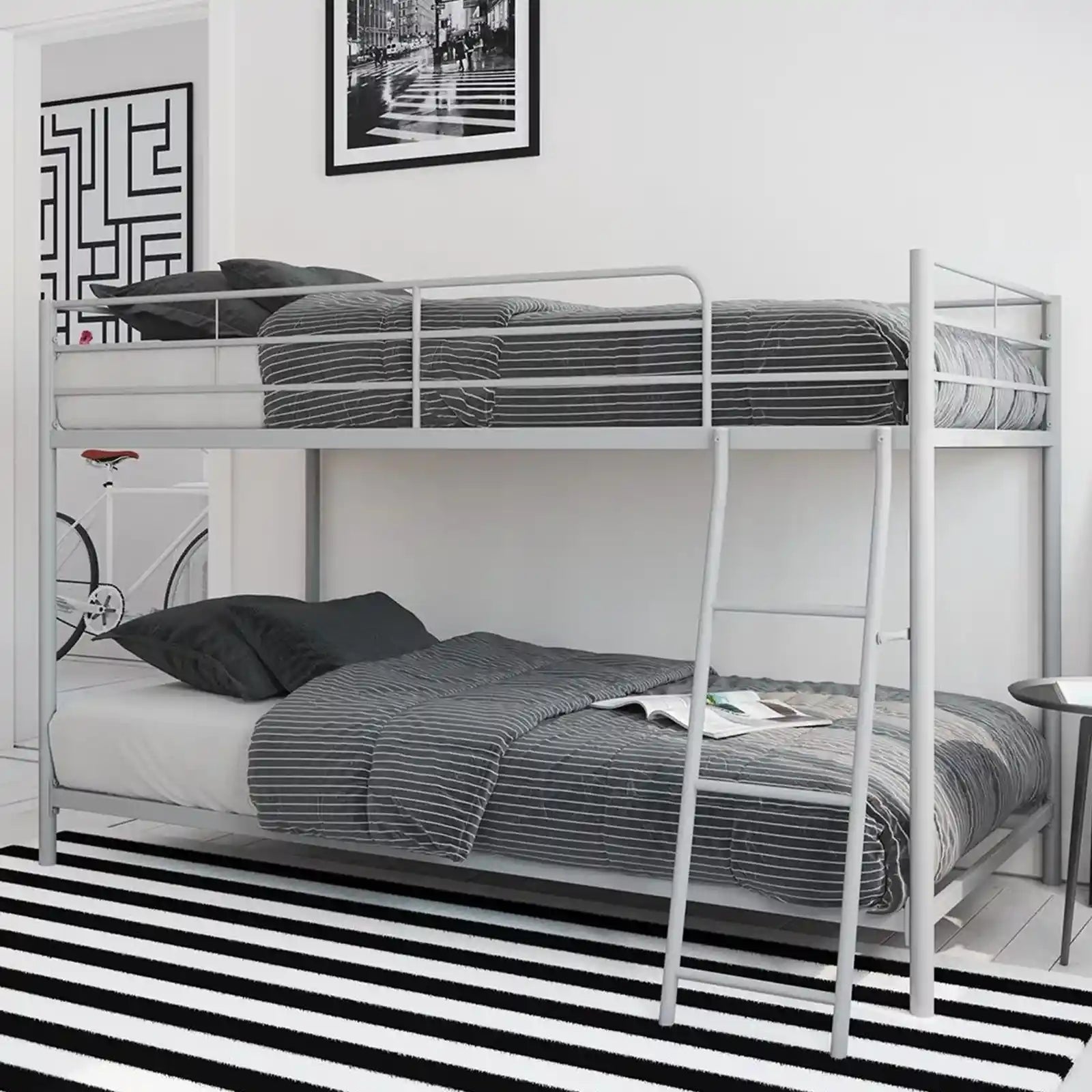 Litera junior con dos camas individuales y dos camas individuales de espacio pequeño