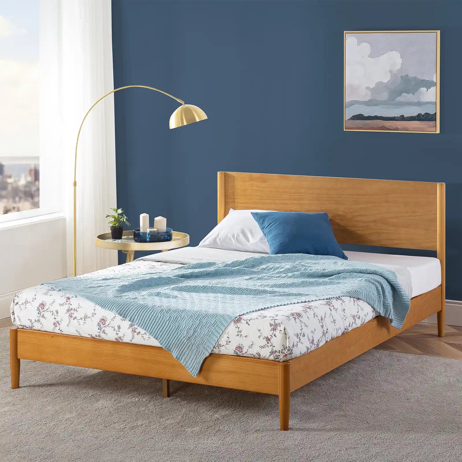 Marco de cama con plataforma de madera de mediados de siglo con un diseño clásico
