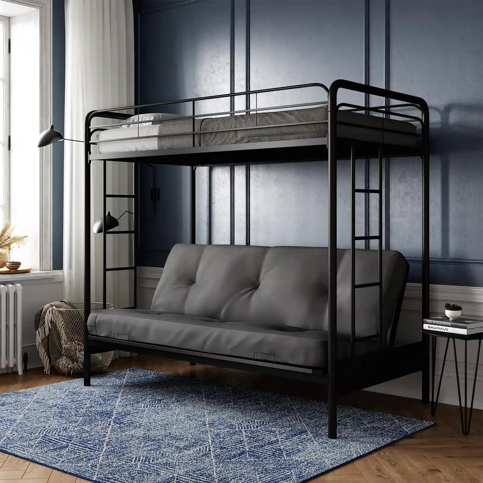 Litera de metal con dos camas individuales sobre futón